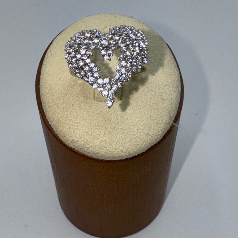 18k 1.5ct Heart Ring - Picture 9 of 12